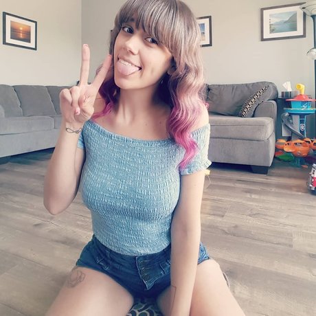 太めのブロンドオンリーファンズ ホットセックス 画像