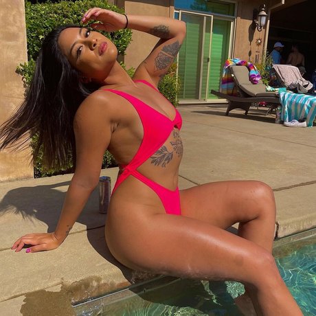 曲線美のクーガーOnlyFans xxx 画像