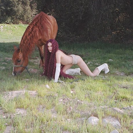 _Sad Samo 裸の女優 写真