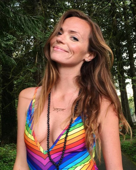 Emily Hart セックスポルノスター 写真