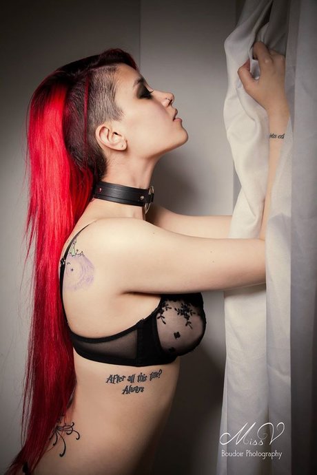 Niniah Wolfy ポルノスター パーフェクト 写真