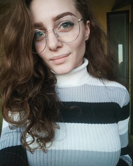 Ave Maria_ ヌードのポルノスター 写真