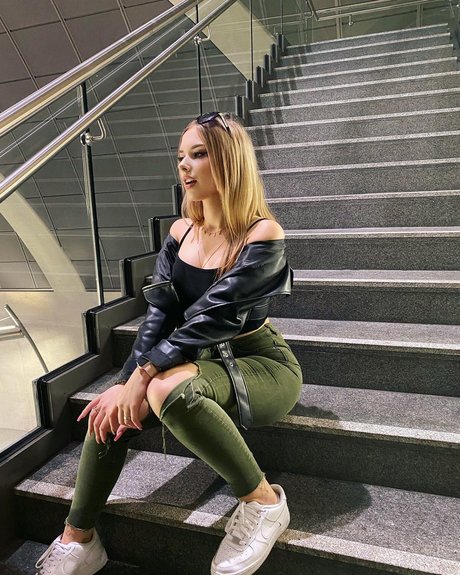 ティーンランジェリーOnlyFans セクシー裸 画像