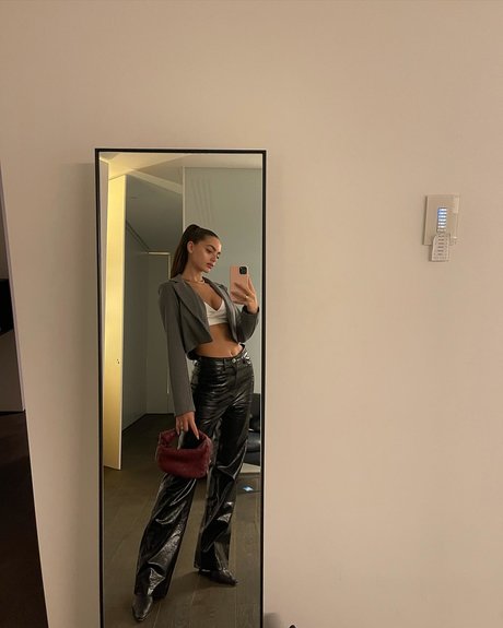 Yael Shelbia アート女優 ギャラリー