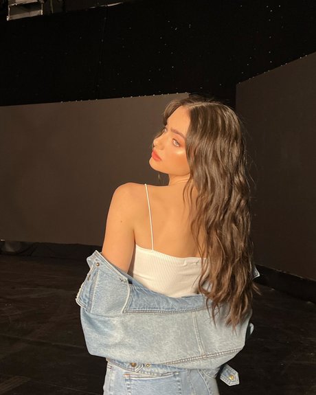 Yael Shelbia ヌードモデル 画像