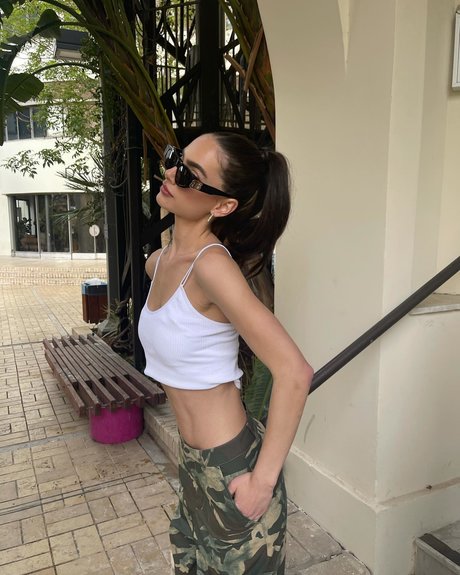 Yael Shelbia エロティックモデル 写真