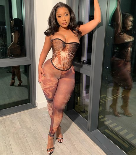 黒人ママオンリーファンズ 無料アダルト 写真