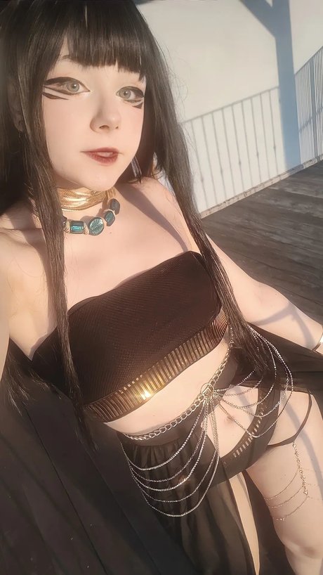 Little Giuli 裸のモデル 写真