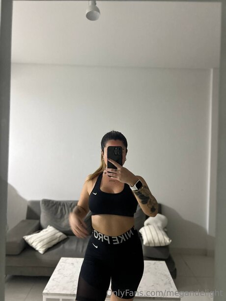 毛深い足のOnlyFans 裸 ギャラリー