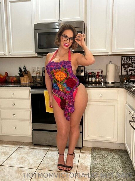 Victoria Valentin ヌードのポルノスター ギャラリー