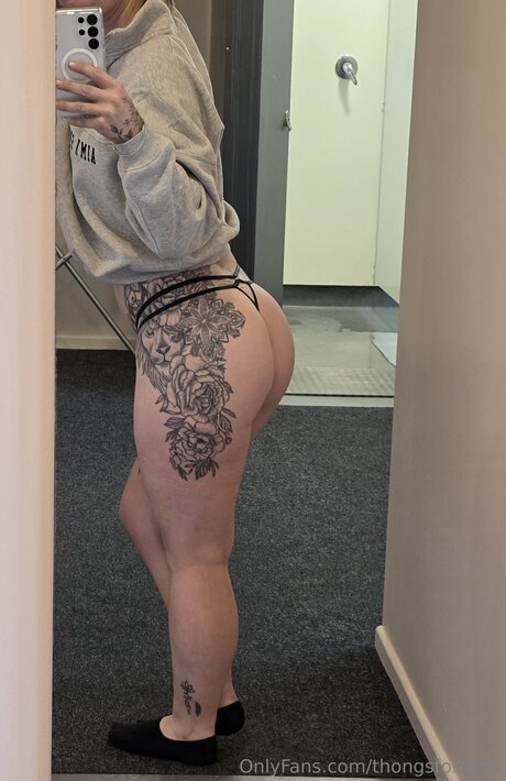 Thongsfordays エロティックモデル 画像