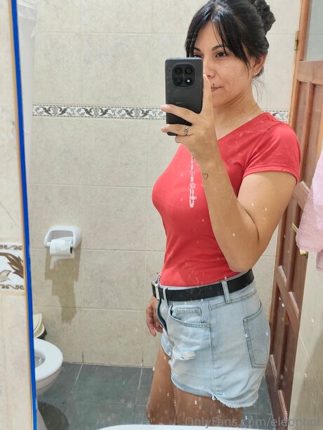 巨大な天然おっぱいオンリーファンズ アート裸 写真