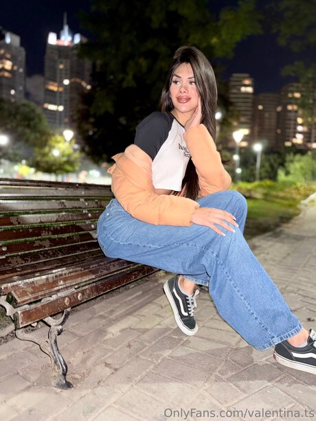 ピアス乳首オンリーファンズ 無料ポルノ 画像