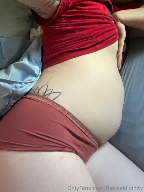 Therealdivinity 高品質モデル 写真