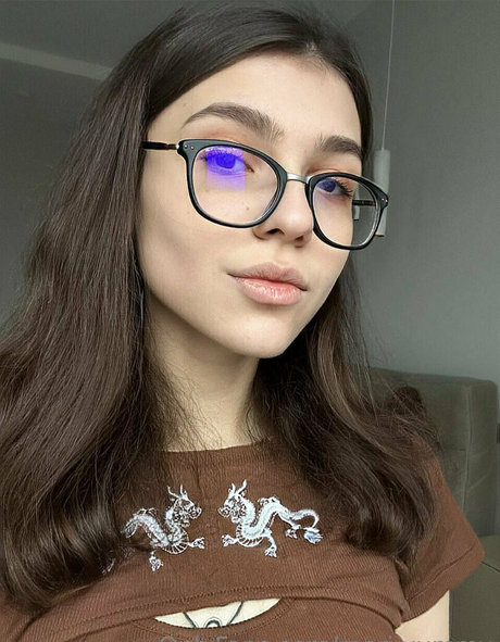 巨乳ゴスオンリーファンズ エロチック 写真