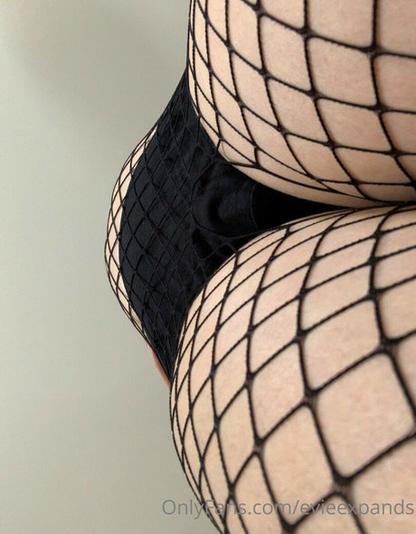 ピアス乳首オンリーファンズ アート裸 写真