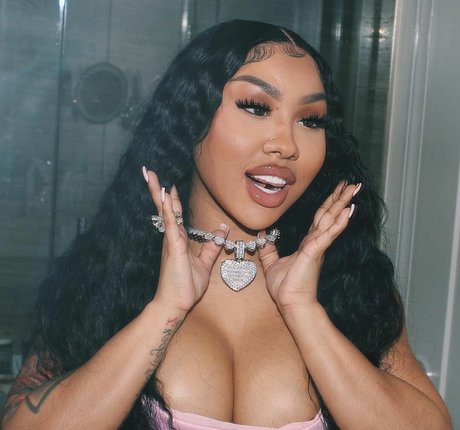 曲線美のクーガーOnlyFans セクシー裸 ギャラリー