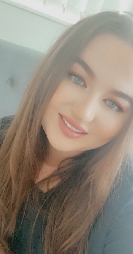 肉厚マンコオンリーファンズ エロ 画像