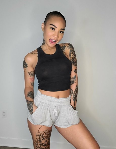 BBW パウグ オンリーファンズ セクシー裸 ギャラリー