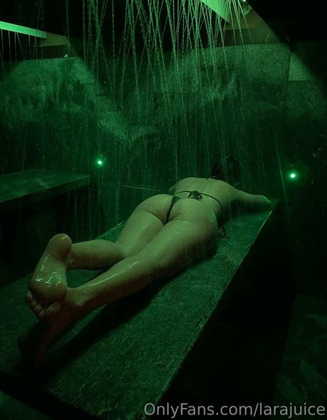 ピアス乳首オンリーファンズ ホットヌード 写真