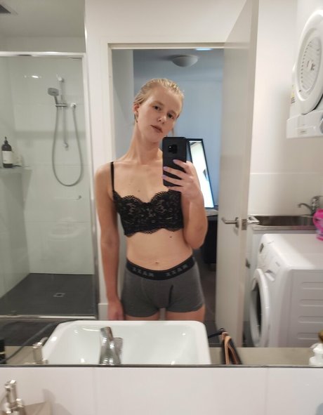 かわいいティーンのオンリーファンズ ホット裸 画像