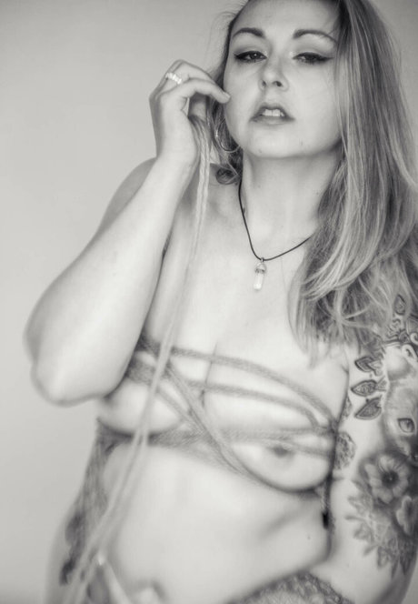 曲線美のラテン系オンリーファンズ セクシーヌード ギャラリー