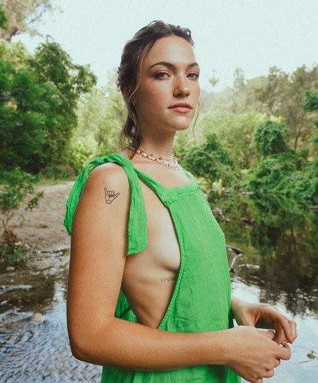 Violett Beane 裸モデル 写真