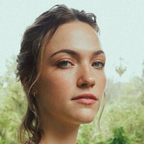 Violett Beane 裸のポルノスター 写真