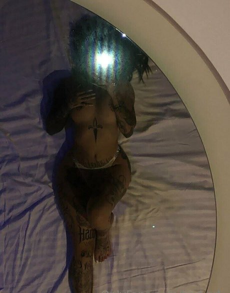 スマイルオンリーファンズ セクシー裸 写真