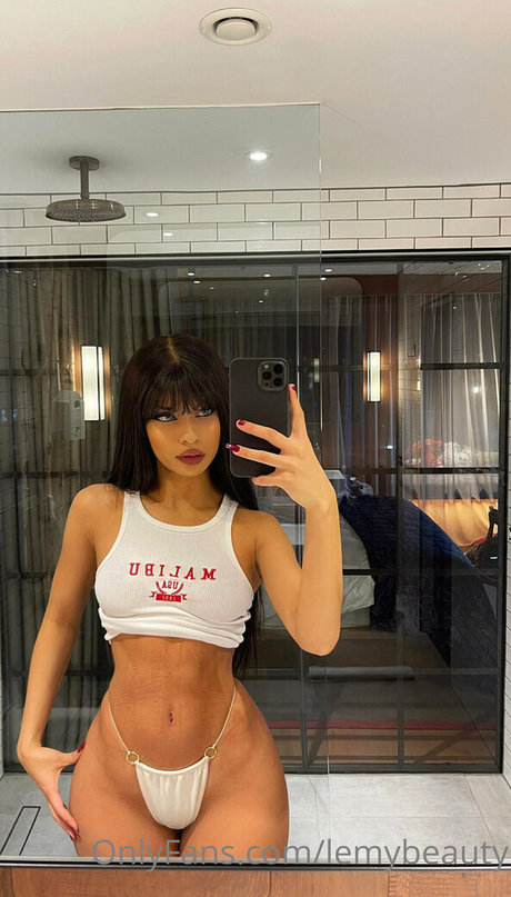 熟女 太め OnlyFans ポルノ 画像