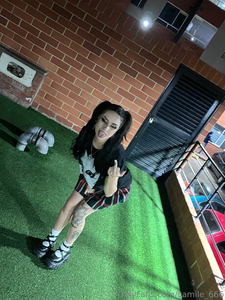 Camile 666 セクシーなポルノスター ギャラリー