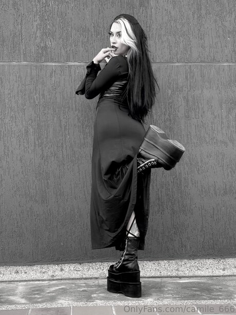 Camile 666 無料のスター 写真