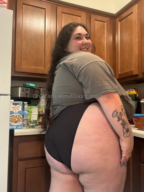 Thixxx Momma セクシーなポルノスター 写真