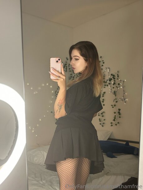 曲線美の女の子オンリーファンズ ホットセクシー 写真