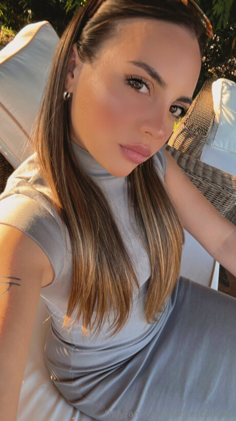 巨大な天然おっぱいオンリーファンズ 美しいヌード 画像