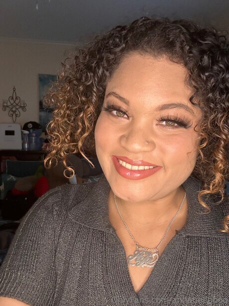 ラバーオンリーファン セクシーヌード 画像