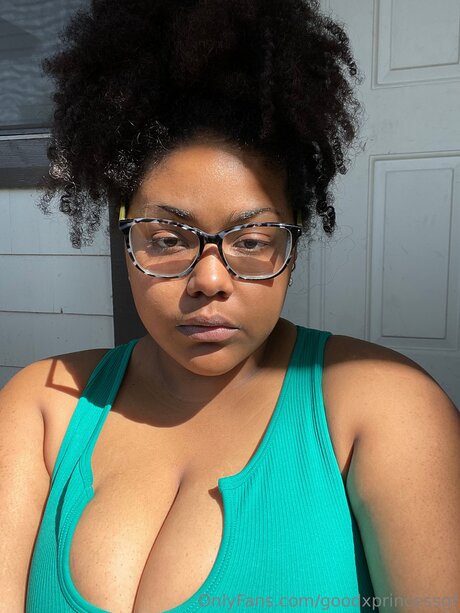 ピアス乳首オンリーファンズ セクシー 写真