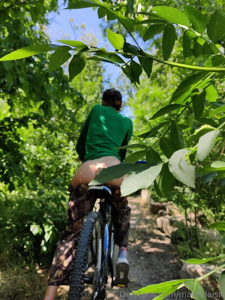 曲線美の女の子オンリーファンズ ポルノグラフィック 写真