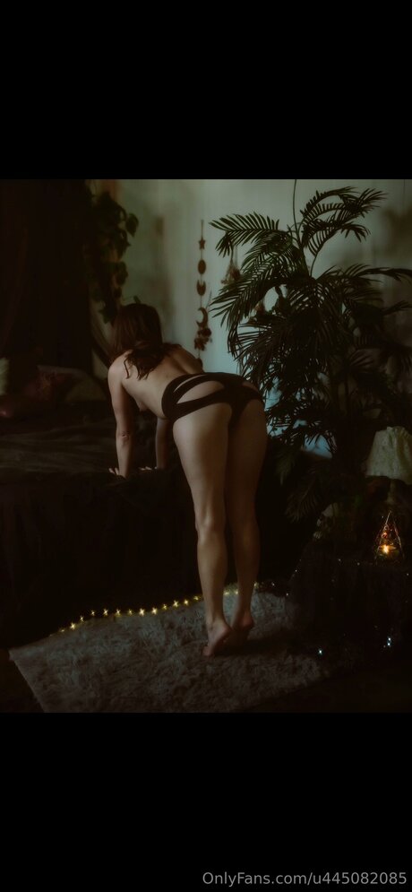 曲線美のクーガーOnlyFans ホットヌード 写真