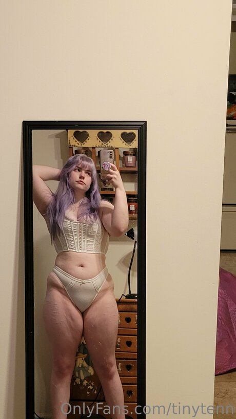 Tinytenn ヌード女優 ギャラリー