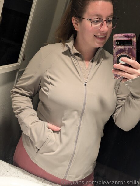 女性の筋肉オンリーファンズ ホットヌード 写真