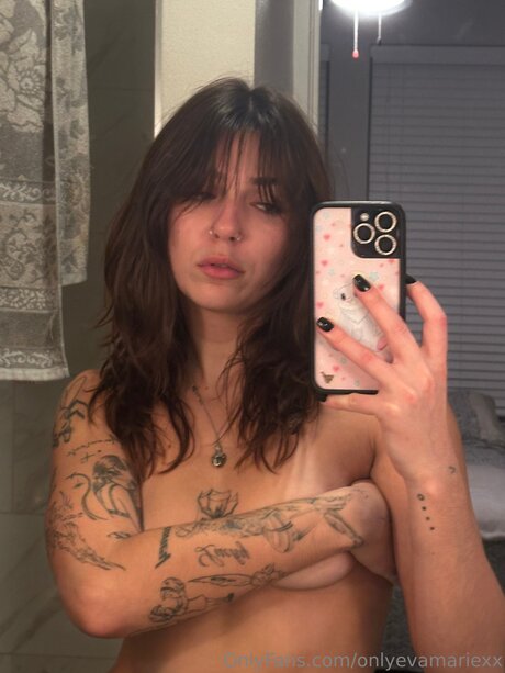 小さなオンリーファンズ エロチック 写真