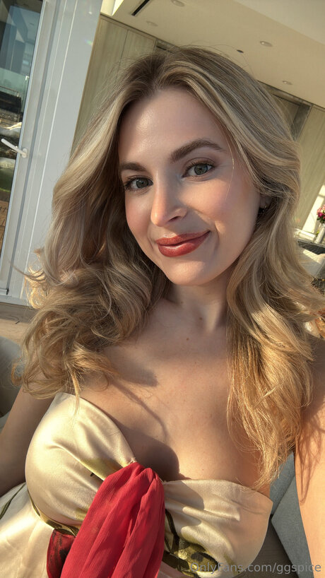 曲線美のラテン系オンリーファンズ アートポルノ 写真