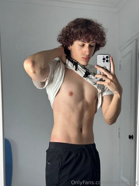 巨大なチンポを持つシーメールオンリーファンズ xxx 画像