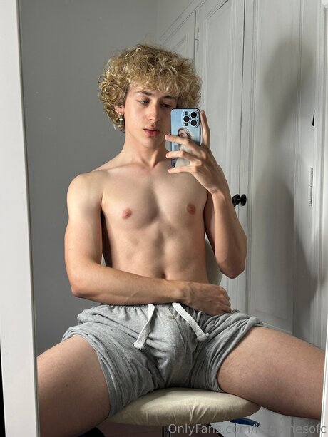 巨大なチンポを持つシーメールオンリーファンズ HD 画像