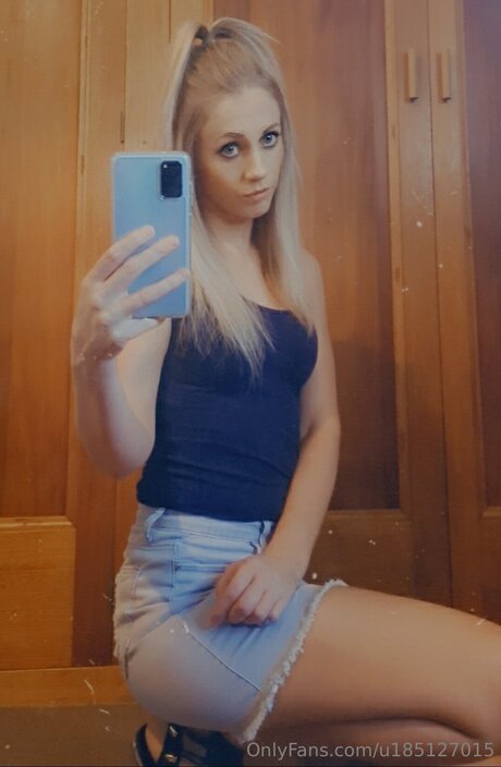 U185127015 アダルトスター 画像