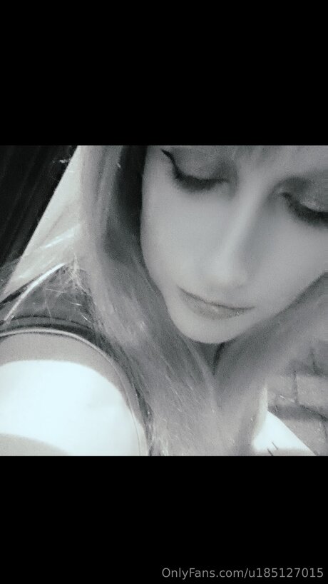 U185127015 アダルトスター 写真