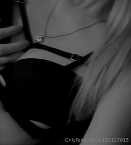 U185127015 エロティックなモデル ギャラリー