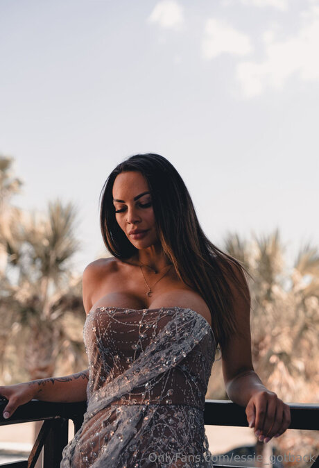 Essie Gotback 裸のモデル アーカイブ