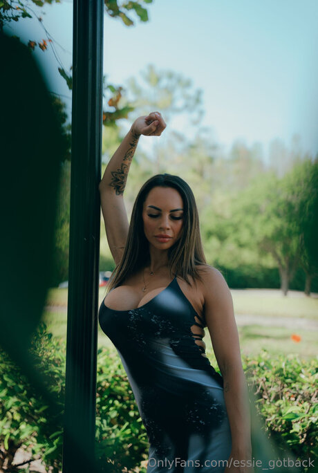 Essie Gotback ポルノスター アダルト アーカイブ